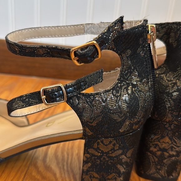 Unisa Women’s Block Heel Metallic Black & Gold Lace 2.5 Inch Heels Size 10 - Picture 9 of 12